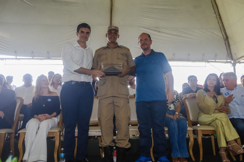 Cerca de 5 mil pessoas, moradoras dos municípios do Acará e Moju, foram recepcionar e agradecer ao governador o empenho pela resposta rápida na construção da ponte, que acontece em tempo recorde. <div class='credito_fotos'>Foto: Marco Santos / Ag. Pará   |   <a href='/midias/2020/originais/5941_26688164-65d9-bd4c-612a-13f63816f43d.jpg' download><i class='fa-solid fa-download'></i> Download</a></div>