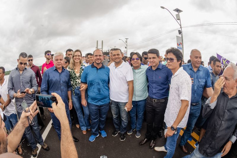 Cerca de 5 mil pessoas, moradoras dos municípios do Acará e Moju, foram recepcionar e agradecer ao governador o empenho pela resposta rápida na construção da ponte, que acontece em tempo recorde. <div class='credito_fotos'>Foto: Marco Santos / Ag. Pará   |   <a href='/midias/2020/originais/5941_299b053b-e656-9777-704b-8ea55edeb79d.jpg' download><i class='fa-solid fa-download'></i> Download</a></div>