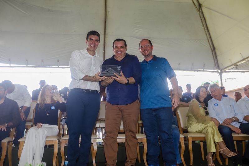 Cerca de 5 mil pessoas, moradoras dos municípios do Acará e Moju, foram recepcionar e agradecer ao governador o empenho pela resposta rápida na construção da ponte, que acontece em tempo recorde. <div class='credito_fotos'>Foto: Marco Santos / Ag. Pará   |   <a href='/midias/2020/originais/5941_30872f88-e7bc-34b3-a597-b79490cf580d.jpg' download><i class='fa-solid fa-download'></i> Download</a></div>