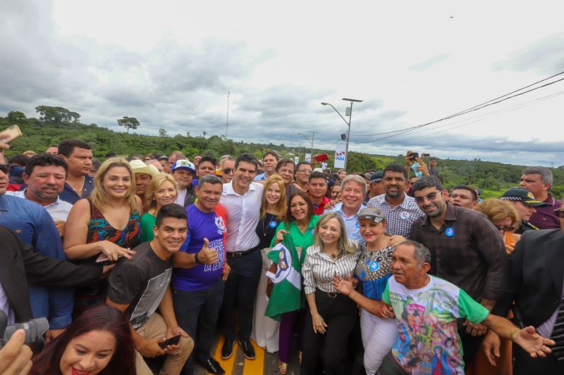 Cerca de 5 mil pessoas, moradoras dos municípios do Acará e Moju, foram recepcionar e agradecer ao governador o empenho pela resposta rápida na construção da ponte, que acontece em tempo recorde. <div class='credito_fotos'>Foto: Marco Santos / Ag. Pará   |   <a href='/midias/2020/originais/5941_32c7c292-fdf6-3572-b04c-0eeb83b6d968.jpg' download><i class='fa-solid fa-download'></i> Download</a></div>