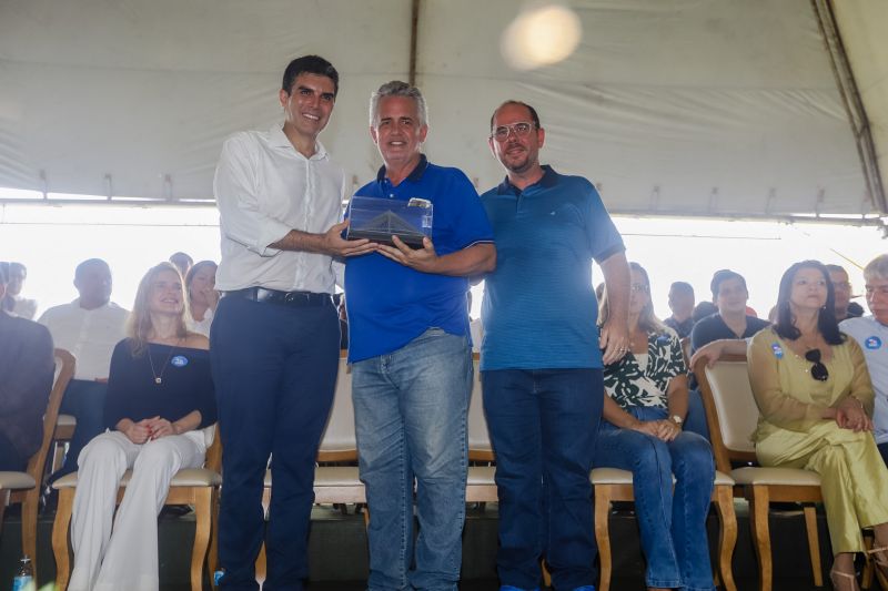 Cerca de 5 mil pessoas, moradoras dos municípios do Acará e Moju, foram recepcionar e agradecer ao governador o empenho pela resposta rápida na construção da ponte, que acontece em tempo recorde. <div class='credito_fotos'>Foto: Marco Santos / Ag. Pará   |   <a href='/midias/2020/originais/5941_346fbc6c-bf3c-acc1-528e-05d51c400797.jpg' download><i class='fa-solid fa-download'></i> Download</a></div>