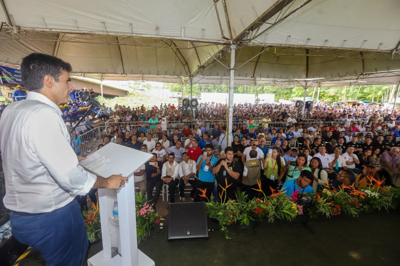 Cerca de 5 mil pessoas, moradoras dos municípios do Acará e Moju, foram recepcionar e agradecer ao governador o empenho pela resposta rápida na construção da ponte, que acontece em tempo recorde. <div class='credito_fotos'>Foto: Marco Santos / Ag. Pará   |   <a href='/midias/2020/originais/5941_38486177-169b-5567-2fea-52411ef1d509.jpg' download><i class='fa-solid fa-download'></i> Download</a></div>