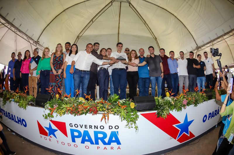 Cerca de 5 mil pessoas, moradoras dos municípios do Acará e Moju, foram recepcionar e agradecer ao governador o empenho pela resposta rápida na construção da ponte, que acontece em tempo recorde. <div class='credito_fotos'>Foto: Marco Santos / Ag. Pará   |   <a href='/midias/2020/originais/5941_3b455d6e-b2be-e3b0-9933-aa0fcbfbf46f.jpg' download><i class='fa-solid fa-download'></i> Download</a></div>