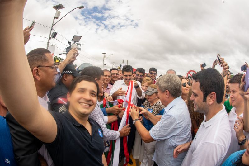 Cerca de 5 mil pessoas, moradoras dos municípios do Acará e Moju, foram recepcionar e agradecer ao governador o empenho pela resposta rápida na construção da ponte, que acontece em tempo recorde. <div class='credito_fotos'>Foto: Marco Santos / Ag. Pará   |   <a href='/midias/2020/originais/5941_400ec305-ad0b-1eae-066a-7aea4701fa34.jpg' download><i class='fa-solid fa-download'></i> Download</a></div>