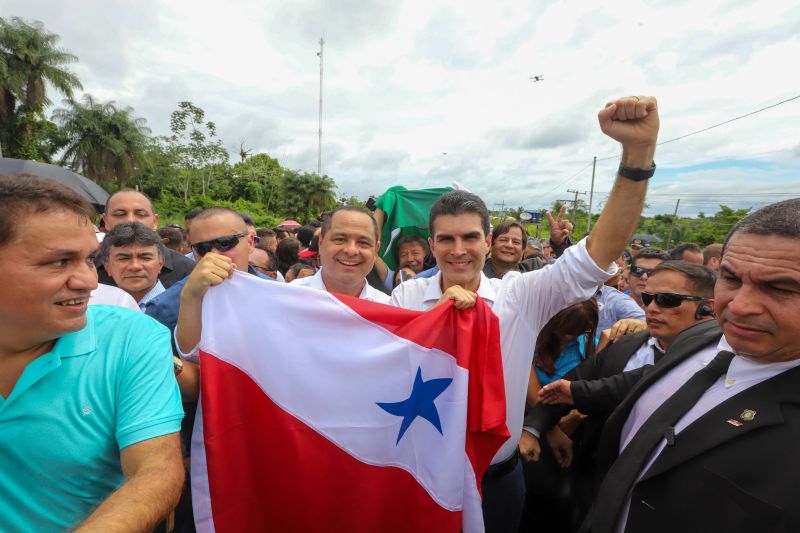 Cerca de 5 mil pessoas, moradoras dos municípios do Acará e Moju, foram recepcionar e agradecer ao governador o empenho pela resposta rápida na construção da ponte, que acontece em tempo recorde. <div class='credito_fotos'>Foto: Marco Santos / Ag. Pará   |   <a href='/midias/2020/originais/5941_41904be6-6b28-ed71-b864-989a8e162f91.jpg' download><i class='fa-solid fa-download'></i> Download</a></div>