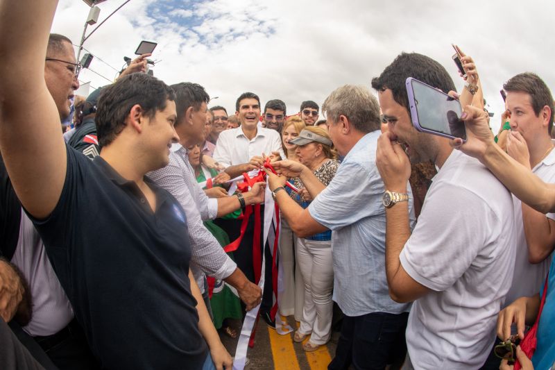 Cerca de 5 mil pessoas, moradoras dos municípios do Acará e Moju, foram recepcionar e agradecer ao governador o empenho pela resposta rápida na construção da ponte, que acontece em tempo recorde. <div class='credito_fotos'>Foto: Marco Santos / Ag. Pará   |   <a href='/midias/2020/originais/5941_41d66069-60cf-a732-f38d-dc785ba2ede9.jpg' download><i class='fa-solid fa-download'></i> Download</a></div>