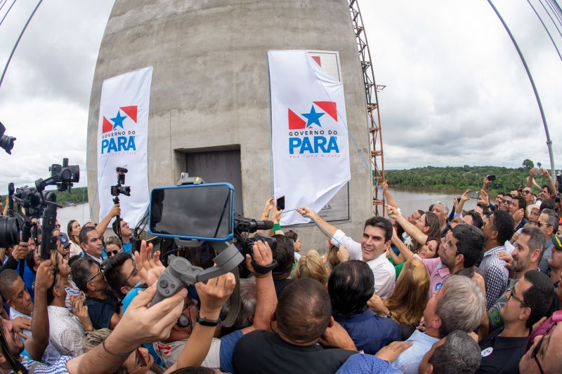 Cerca de 5 mil pessoas, moradoras dos municípios do Acará e Moju, foram recepcionar e agradecer ao governador o empenho pela resposta rápida na construção da ponte, que acontece em tempo recorde. <div class='credito_fotos'>Foto: Marco Santos / Ag. Pará   |   <a href='/midias/2020/originais/5941_42897157-68fe-b526-18ab-a6bfead7649f.jpg' download><i class='fa-solid fa-download'></i> Download</a></div>