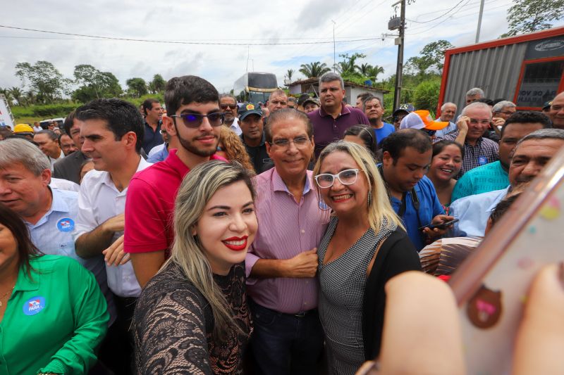 Cerca de 5 mil pessoas, moradoras dos municípios do Acará e Moju, foram recepcionar e agradecer ao governador o empenho pela resposta rápida na construção da ponte, que acontece em tempo recorde. <div class='credito_fotos'>Foto: Marco Santos / Ag. Pará   |   <a href='/midias/2020/originais/5941_4390f271-fe5d-cbf8-0dc1-b64f1f12fbf8.jpg' download><i class='fa-solid fa-download'></i> Download</a></div>