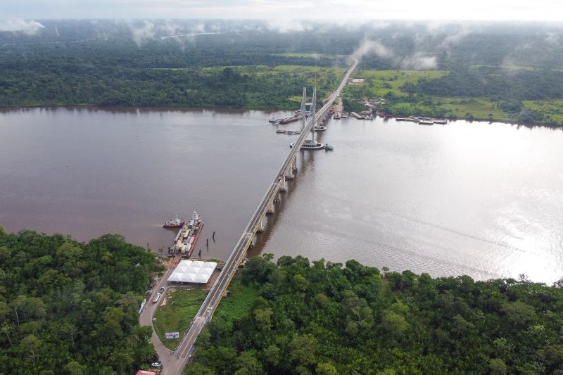 Cerca de 5 mil pessoas, moradoras dos municípios do Acará e Moju, foram recepcionar e agradecer ao governador o empenho pela resposta rápida na construção da ponte, que acontece em tempo recorde. <div class='credito_fotos'>Foto: Marco Santos / Ag. Pará   |   <a href='/midias/2020/originais/5941_45d668ad-8c22-5d48-638e-8ca953800bc9.jpg' download><i class='fa-solid fa-download'></i> Download</a></div>