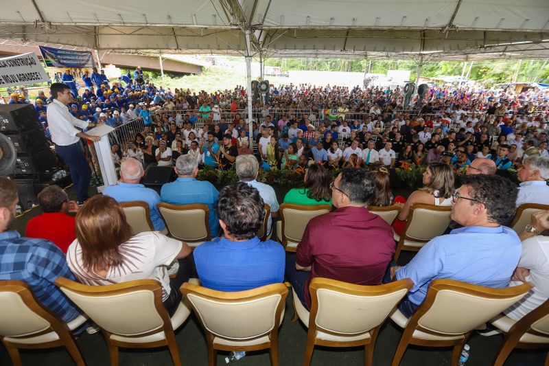 Cerca de 5 mil pessoas, moradoras dos municípios do Acará e Moju, foram recepcionar e agradecer ao governador o empenho pela resposta rápida na construção da ponte, que acontece em tempo recorde. <div class='credito_fotos'>Foto: Marco Santos / Ag. Pará   |   <a href='/midias/2020/originais/5941_4683c149-b3de-508c-7227-69d3ecd42429.jpg' download><i class='fa-solid fa-download'></i> Download</a></div>
