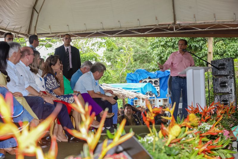 Cerca de 5 mil pessoas, moradoras dos municípios do Acará e Moju, foram recepcionar e agradecer ao governador o empenho pela resposta rápida na construção da ponte, que acontece em tempo recorde. <div class='credito_fotos'>Foto: Marco Santos / Ag. Pará   |   <a href='/midias/2020/originais/5941_46ba50a2-eaa2-e0f4-83d2-2d669246151e.jpg' download><i class='fa-solid fa-download'></i> Download</a></div>