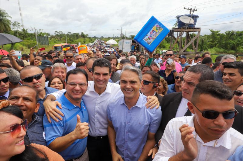 Cerca de 5 mil pessoas, moradoras dos municípios do Acará e Moju, foram recepcionar e agradecer ao governador o empenho pela resposta rápida na construção da ponte, que acontece em tempo recorde. <div class='credito_fotos'>Foto: Marco Santos / Ag. Pará   |   <a href='/midias/2020/originais/5941_4842be8f-580b-86f6-f090-ebb17fcb9309.jpg' download><i class='fa-solid fa-download'></i> Download</a></div>