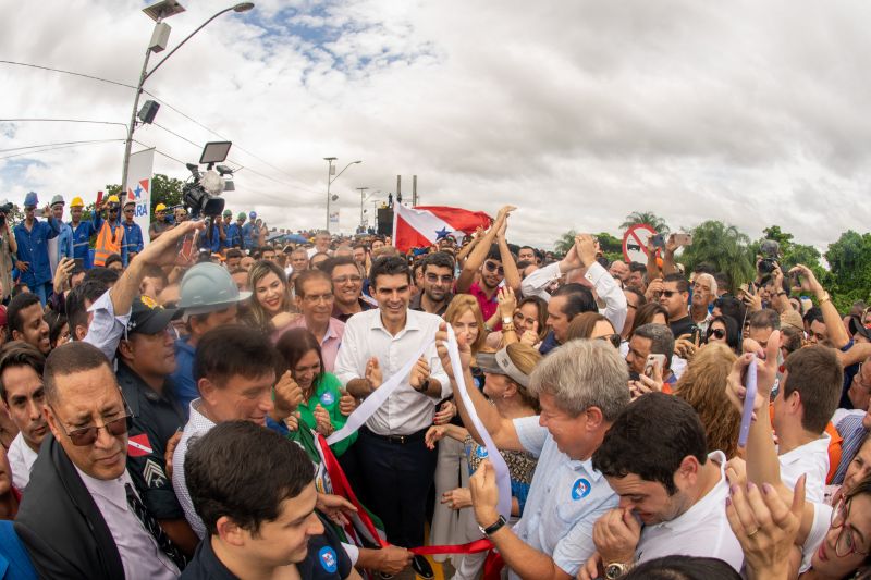 Cerca de 5 mil pessoas, moradoras dos municípios do Acará e Moju, foram recepcionar e agradecer ao governador o empenho pela resposta rápida na construção da ponte, que acontece em tempo recorde. <div class='credito_fotos'>Foto: Marco Santos / Ag. Pará   |   <a href='/midias/2020/originais/5941_498441c3-a1d6-d1eb-54bd-4c755b2c34d4.jpg' download><i class='fa-solid fa-download'></i> Download</a></div>