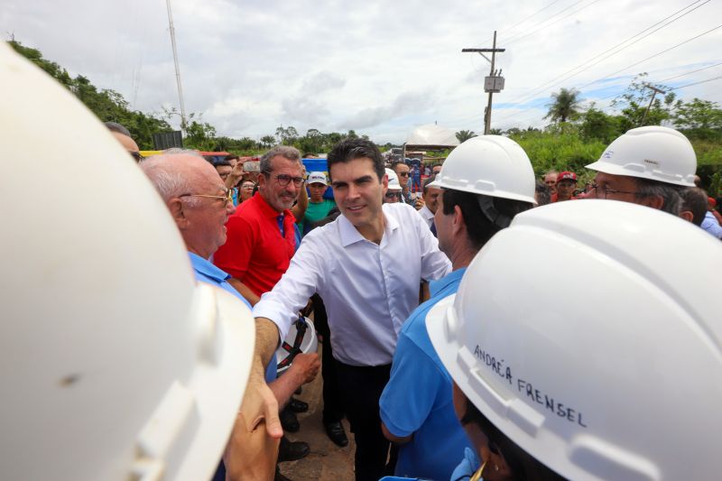 Cerca de 5 mil pessoas, moradoras dos municípios do Acará e Moju, foram recepcionar e agradecer ao governador o empenho pela resposta rápida na construção da ponte, que acontece em tempo recorde. <div class='credito_fotos'>Foto: Marco Santos / Ag. Pará   |   <a href='/midias/2020/originais/5941_4b2d7f42-bcda-ac49-69eb-74a9c41fb1c5.jpg' download><i class='fa-solid fa-download'></i> Download</a></div>