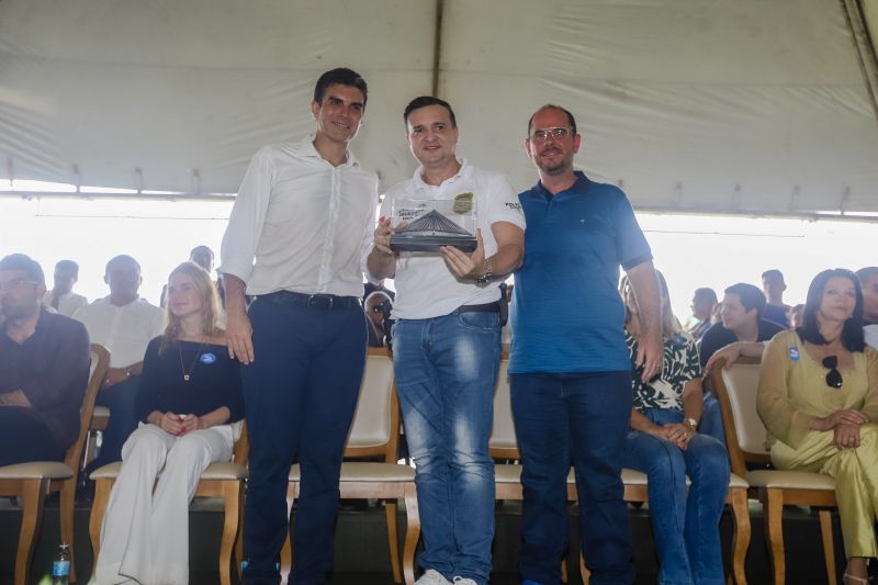 Cerca de 5 mil pessoas, moradoras dos municípios do Acará e Moju, foram recepcionar e agradecer ao governador o empenho pela resposta rápida na construção da ponte, que acontece em tempo recorde. <div class='credito_fotos'>Foto: Marco Santos / Ag. Pará   |   <a href='/midias/2020/originais/5941_4b99c9e2-0217-7eeb-f7fb-264bbd3e00f7.jpg' download><i class='fa-solid fa-download'></i> Download</a></div>