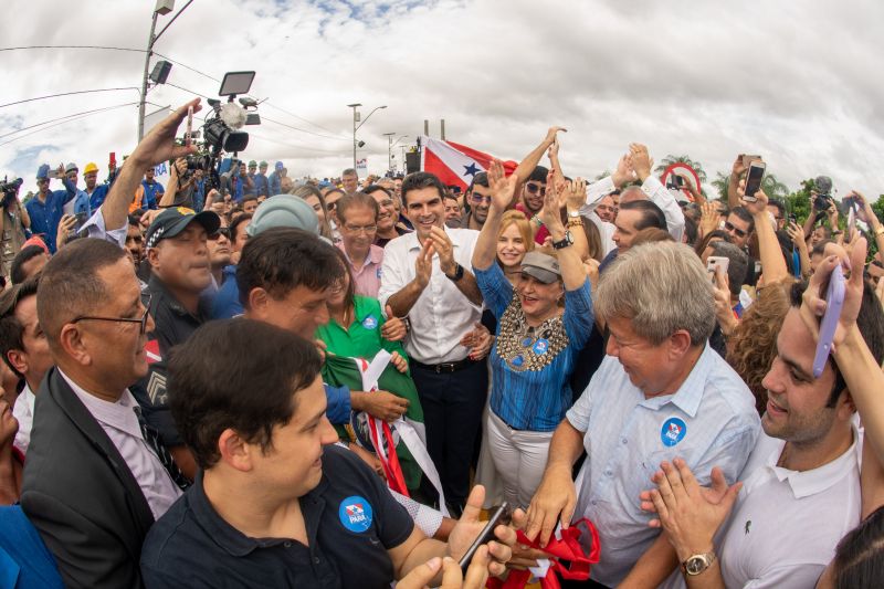 Cerca de 5 mil pessoas, moradoras dos municípios do Acará e Moju, foram recepcionar e agradecer ao governador o empenho pela resposta rápida na construção da ponte, que acontece em tempo recorde. <div class='credito_fotos'>Foto: Marco Santos / Ag. Pará   |   <a href='/midias/2020/originais/5941_4c6e1c7e-b8d8-890a-2283-e508eed3189f.jpg' download><i class='fa-solid fa-download'></i> Download</a></div>