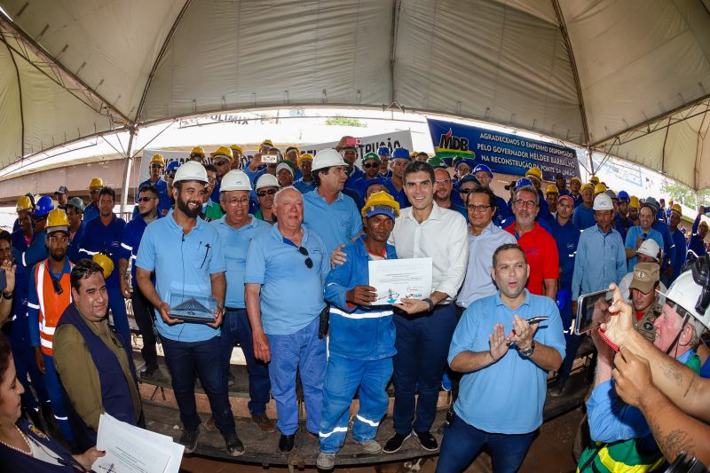 Cerca de 5 mil pessoas, moradoras dos municípios do Acará e Moju, foram recepcionar e agradecer ao governador o empenho pela resposta rápida na construção da ponte, que acontece em tempo recorde. <div class='credito_fotos'>Foto: Marco Santos / Ag. Pará   |   <a href='/midias/2020/originais/5941_4d20d917-c899-5930-bffe-e265476edb35.jpg' download><i class='fa-solid fa-download'></i> Download</a></div>