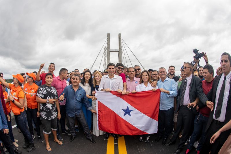 Cerca de 5 mil pessoas, moradoras dos municípios do Acará e Moju, foram recepcionar e agradecer ao governador o empenho pela resposta rápida na construção da ponte, que acontece em tempo recorde. <div class='credito_fotos'>Foto: Marco Santos / Ag. Pará   |   <a href='/midias/2020/originais/5941_4e39da8a-f5ee-c74b-e1c6-401644b40216.jpg' download><i class='fa-solid fa-download'></i> Download</a></div>