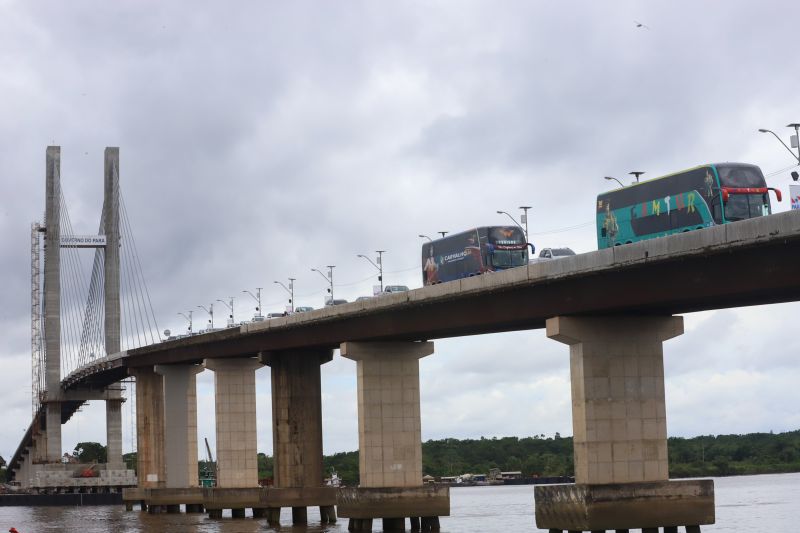 Cerca de 5 mil pessoas, moradoras dos municípios do Acará e Moju, foram recepcionar e agradecer ao governador o empenho pela resposta rápida na construção da ponte, que acontece em tempo recorde. <div class='credito_fotos'>Foto: Marco Santos / Ag. Pará   |   <a href='/midias/2020/originais/5941_4e9e5f16-06f6-16d6-1978-d9de26ca8d42.jpg' download><i class='fa-solid fa-download'></i> Download</a></div>