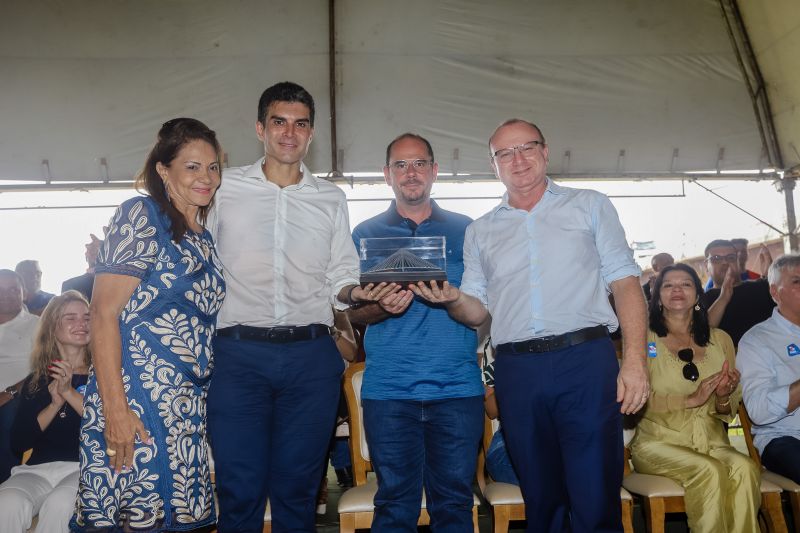 Cerca de 5 mil pessoas, moradoras dos municípios do Acará e Moju, foram recepcionar e agradecer ao governador o empenho pela resposta rápida na construção da ponte, que acontece em tempo recorde. <div class='credito_fotos'>Foto: Marco Santos / Ag. Pará   |   <a href='/midias/2020/originais/5941_538a3520-50f8-57ca-c3e5-df39bf9813a3.jpg' download><i class='fa-solid fa-download'></i> Download</a></div>