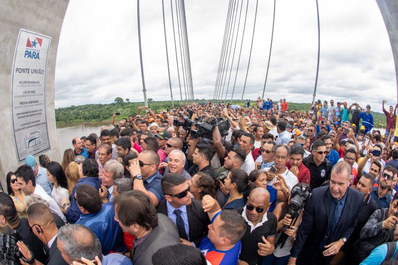 Cerca de 5 mil pessoas, moradoras dos municípios do Acará e Moju, foram recepcionar e agradecer ao governador o empenho pela resposta rápida na construção da ponte, que acontece em tempo recorde. <div class='credito_fotos'>Foto: Marco Santos / Ag. Pará   |   <a href='/midias/2020/originais/5941_556cbcf7-1b59-513f-f22e-ab57b91e7926.jpg' download><i class='fa-solid fa-download'></i> Download</a></div>