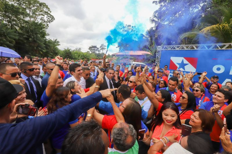 Cerca de 5 mil pessoas, moradoras dos municípios do Acará e Moju, foram recepcionar e agradecer ao governador o empenho pela resposta rápida na construção da ponte, que acontece em tempo recorde. <div class='credito_fotos'>Foto: Marco Santos / Ag. Pará   |   <a href='/midias/2020/originais/5941_57257def-7427-05bc-7f23-5b222fd023db.jpg' download><i class='fa-solid fa-download'></i> Download</a></div>