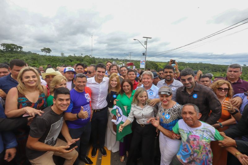 Cerca de 5 mil pessoas, moradoras dos municípios do Acará e Moju, foram recepcionar e agradecer ao governador o empenho pela resposta rápida na construção da ponte, que acontece em tempo recorde. <div class='credito_fotos'>Foto: Marco Santos / Ag. Pará   |   <a href='/midias/2020/originais/5941_5e0ccef6-cb0b-330b-a380-597a219c37a8.jpg' download><i class='fa-solid fa-download'></i> Download</a></div>
