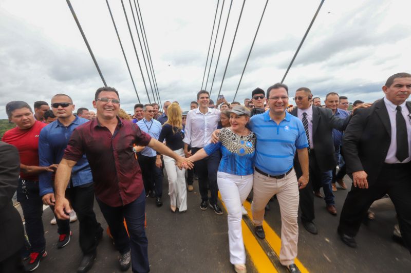 Cerca de 5 mil pessoas, moradoras dos municípios do Acará e Moju, foram recepcionar e agradecer ao governador o empenho pela resposta rápida na construção da ponte, que acontece em tempo recorde. <div class='credito_fotos'>Foto: Marco Santos / Ag. Pará   |   <a href='/midias/2020/originais/5941_6149e402-1241-fea0-635a-fd370d0ffb0c.jpg' download><i class='fa-solid fa-download'></i> Download</a></div>