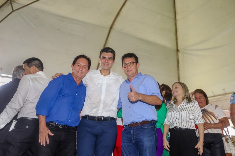 Cerca de 5 mil pessoas, moradoras dos municípios do Acará e Moju, foram recepcionar e agradecer ao governador o empenho pela resposta rápida na construção da ponte, que acontece em tempo recorde. <div class='credito_fotos'>Foto: Marco Santos / Ag. Pará   |   <a href='/midias/2020/originais/5941_656bf77e-7252-202d-1f72-ba6f79751c10.jpg' download><i class='fa-solid fa-download'></i> Download</a></div>