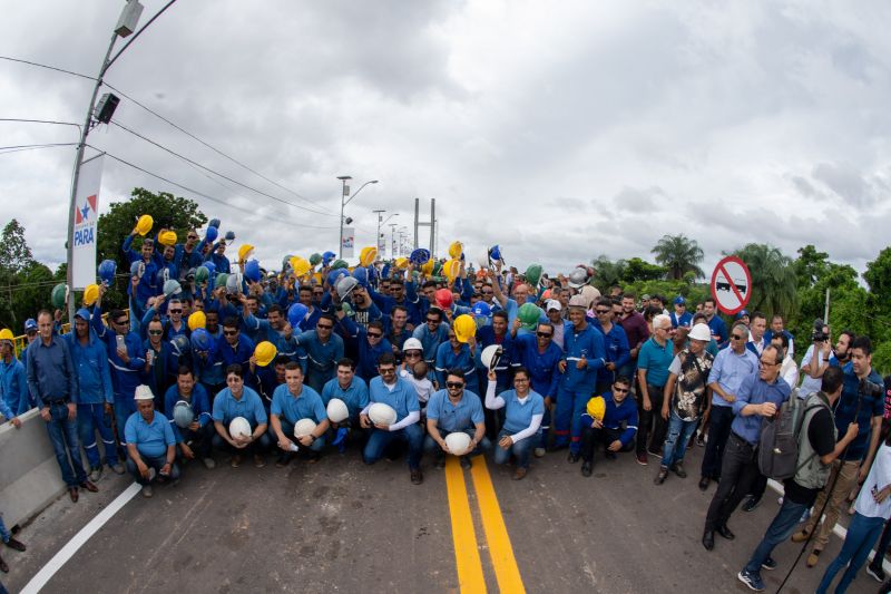 Cerca de 5 mil pessoas, moradoras dos municípios do Acará e Moju, foram recepcionar e agradecer ao governador o empenho pela resposta rápida na construção da ponte, que acontece em tempo recorde. <div class='credito_fotos'>Foto: Marco Santos / Ag. Pará   |   <a href='/midias/2020/originais/5941_6624178f-37ea-b78a-41fb-7694eee36b60.jpg' download><i class='fa-solid fa-download'></i> Download</a></div>