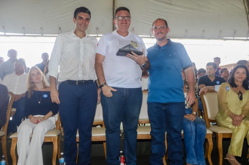 Cerca de 5 mil pessoas, moradoras dos municípios do Acará e Moju, foram recepcionar e agradecer ao governador o empenho pela resposta rápida na construção da ponte, que acontece em tempo recorde. <div class='credito_fotos'>Foto: Marco Santos / Ag. Pará   |   <a href='/midias/2020/originais/5941_670d8ff9-01c7-7041-eecc-5d885bf3add6.jpg' download><i class='fa-solid fa-download'></i> Download</a></div>