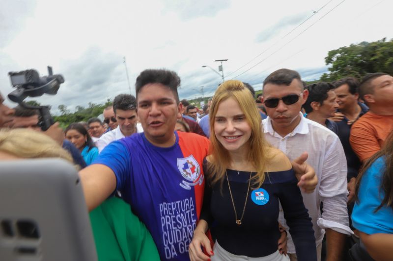 Cerca de 5 mil pessoas, moradoras dos municípios do Acará e Moju, foram recepcionar e agradecer ao governador o empenho pela resposta rápida na construção da ponte, que acontece em tempo recorde. <div class='credito_fotos'>Foto: Marco Santos / Ag. Pará   |   <a href='/midias/2020/originais/5941_67204aed-7183-7068-193f-d2d47bda1012.jpg' download><i class='fa-solid fa-download'></i> Download</a></div>