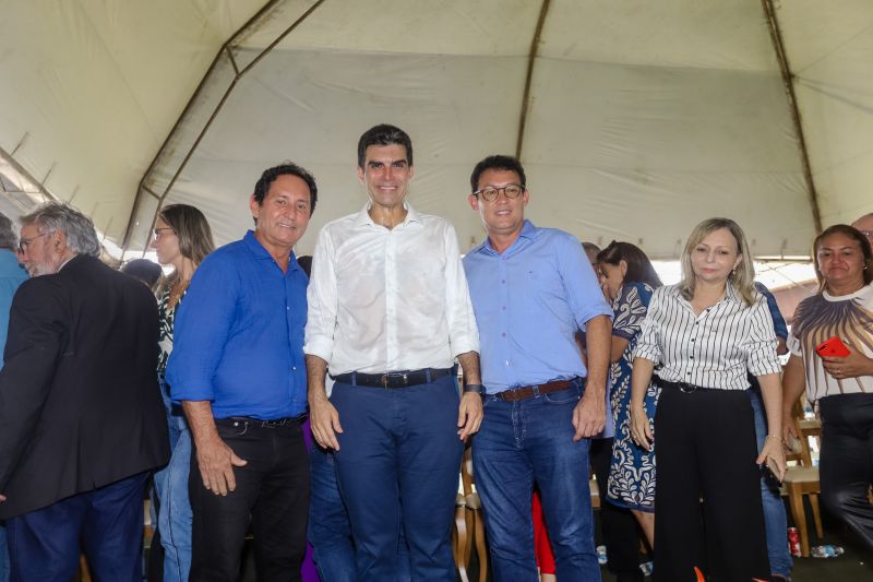 Cerca de 5 mil pessoas, moradoras dos municípios do Acará e Moju, foram recepcionar e agradecer ao governador o empenho pela resposta rápida na construção da ponte, que acontece em tempo recorde. <div class='credito_fotos'>Foto: Marco Santos / Ag. Pará   |   <a href='/midias/2020/originais/5941_69bca627-8f60-bc6c-2baf-3cafebbb4448.jpg' download><i class='fa-solid fa-download'></i> Download</a></div>