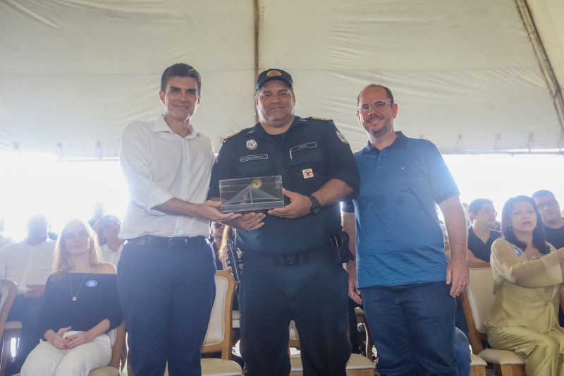 Cerca de 5 mil pessoas, moradoras dos municípios do Acará e Moju, foram recepcionar e agradecer ao governador o empenho pela resposta rápida na construção da ponte, que acontece em tempo recorde. <div class='credito_fotos'>Foto: Marco Santos / Ag. Pará   |   <a href='/midias/2020/originais/5941_6da218e3-19d8-2578-dbfb-4d80400f74d4.jpg' download><i class='fa-solid fa-download'></i> Download</a></div>