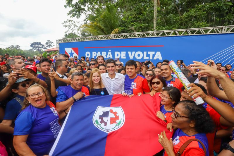 Cerca de 5 mil pessoas, moradoras dos municípios do Acará e Moju, foram recepcionar e agradecer ao governador o empenho pela resposta rápida na construção da ponte, que acontece em tempo recorde. <div class='credito_fotos'>Foto: Marco Santos / Ag. Pará   |   <a href='/midias/2020/originais/5941_77d95432-7ac6-b2dc-8df3-61a11e61e824.jpg' download><i class='fa-solid fa-download'></i> Download</a></div>