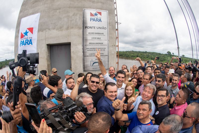 Cerca de 5 mil pessoas, moradoras dos municípios do Acará e Moju, foram recepcionar e agradecer ao governador o empenho pela resposta rápida na construção da ponte, que acontece em tempo recorde. <div class='credito_fotos'>Foto: Marco Santos / Ag. Pará   |   <a href='/midias/2020/originais/5941_79295b0e-0209-e1ae-fa97-4fd6493e6886.jpg' download><i class='fa-solid fa-download'></i> Download</a></div>