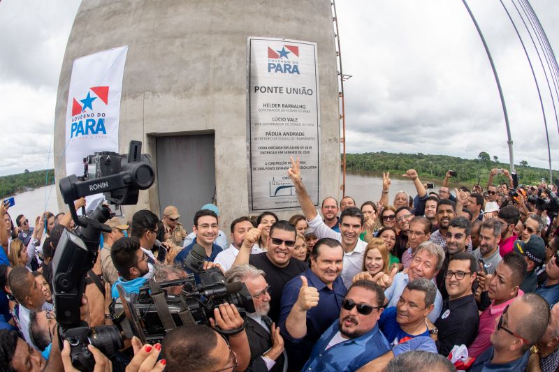Cerca de 5 mil pessoas, moradoras dos municípios do Acará e Moju, foram recepcionar e agradecer ao governador o empenho pela resposta rápida na construção da ponte, que acontece em tempo recorde. <div class='credito_fotos'>Foto: Marco Santos / Ag. Pará   |   <a href='/midias/2020/originais/5941_799ed4c5-ece8-eba4-9e00-65b2aac05244.jpg' download><i class='fa-solid fa-download'></i> Download</a></div>