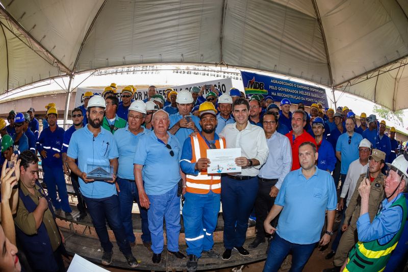 Cerca de 5 mil pessoas, moradoras dos municípios do Acará e Moju, foram recepcionar e agradecer ao governador o empenho pela resposta rápida na construção da ponte, que acontece em tempo recorde. <div class='credito_fotos'>Foto: Marco Santos / Ag. Pará   |   <a href='/midias/2020/originais/5941_81cf8f23-cbe8-4073-a705-f31f9ffa24d6.jpg' download><i class='fa-solid fa-download'></i> Download</a></div>
