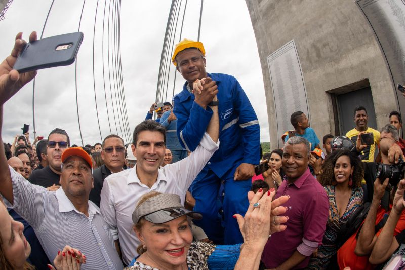 Cerca de 5 mil pessoas, moradoras dos municípios do Acará e Moju, foram recepcionar e agradecer ao governador o empenho pela resposta rápida na construção da ponte, que acontece em tempo recorde. <div class='credito_fotos'>Foto: Marco Santos / Ag. Pará   |   <a href='/midias/2020/originais/5941_879524e1-4766-8b36-b6cf-6c87508075fb.jpg' download><i class='fa-solid fa-download'></i> Download</a></div>