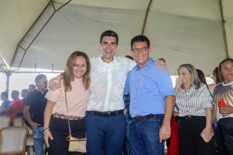 Cerca de 5 mil pessoas, moradoras dos municípios do Acará e Moju, foram recepcionar e agradecer ao governador o empenho pela resposta rápida na construção da ponte, que acontece em tempo recorde. <div class='credito_fotos'>Foto: Marco Santos / Ag. Pará   |   <a href='/midias/2020/originais/5941_87a09b1b-0239-5122-29ae-b952411b77ba.jpg' download><i class='fa-solid fa-download'></i> Download</a></div>