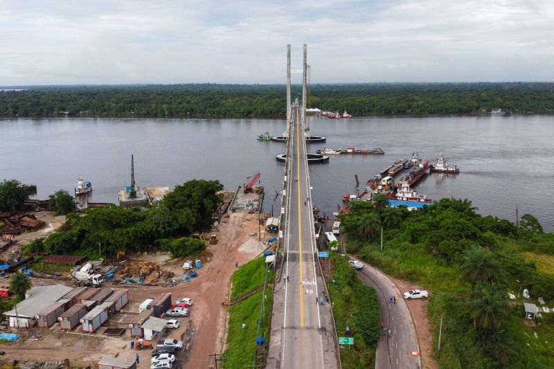 Cerca de 5 mil pessoas, moradoras dos municípios do Acará e Moju, foram recepcionar e agradecer ao governador o empenho pela resposta rápida na construção da ponte, que acontece em tempo recorde. <div class='credito_fotos'>Foto: Marco Santos / Ag. Pará   |   <a href='/midias/2020/originais/5941_8990fbc5-0826-d00a-f6aa-08ed589d96a4.jpg' download><i class='fa-solid fa-download'></i> Download</a></div>