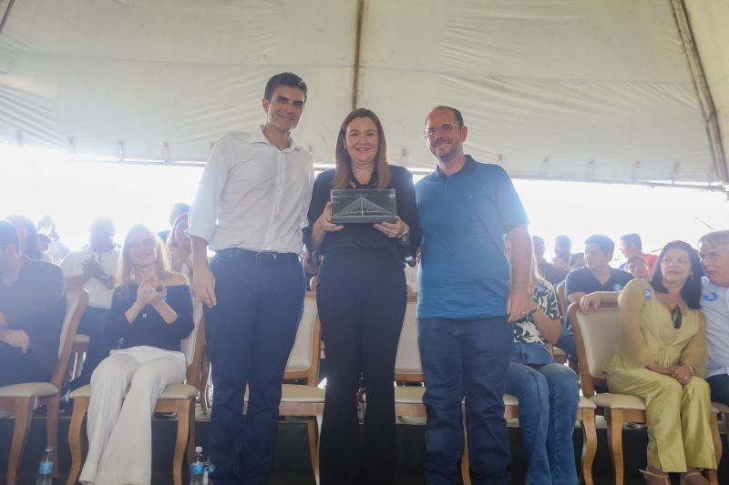 Cerca de 5 mil pessoas, moradoras dos municípios do Acará e Moju, foram recepcionar e agradecer ao governador o empenho pela resposta rápida na construção da ponte, que acontece em tempo recorde. <div class='credito_fotos'>Foto: Marco Santos / Ag. Pará   |   <a href='/midias/2020/originais/5941_8b5c8959-4308-ff39-c5a5-68e28a90d1c4.jpg' download><i class='fa-solid fa-download'></i> Download</a></div>