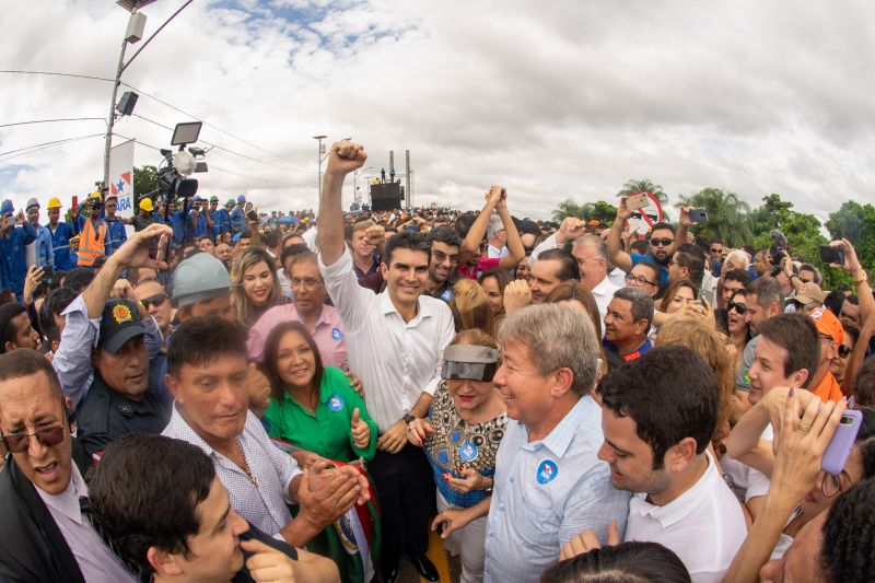Cerca de 5 mil pessoas, moradoras dos municípios do Acará e Moju, foram recepcionar e agradecer ao governador o empenho pela resposta rápida na construção da ponte, que acontece em tempo recorde. <div class='credito_fotos'>Foto: Marco Santos / Ag. Pará   |   <a href='/midias/2020/originais/5941_8bb93114-257e-8221-e81a-10f6d7843f09.jpg' download><i class='fa-solid fa-download'></i> Download</a></div>