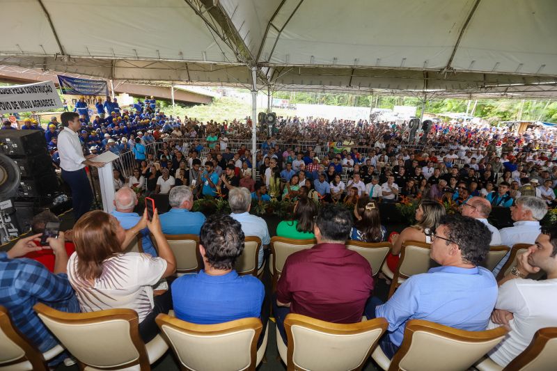 Cerca de 5 mil pessoas, moradoras dos municípios do Acará e Moju, foram recepcionar e agradecer ao governador o empenho pela resposta rápida na construção da ponte, que acontece em tempo recorde. <div class='credito_fotos'>Foto: Marco Santos / Ag. Pará   |   <a href='/midias/2020/originais/5941_8ff319b0-0b03-8937-bcc5-1751f6dbc79e.jpg' download><i class='fa-solid fa-download'></i> Download</a></div>