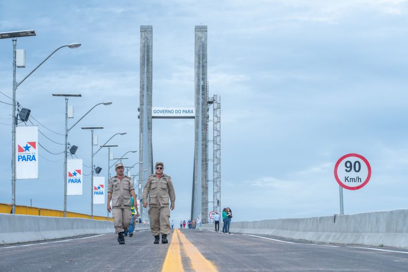 Cerca de 5 mil pessoas, moradoras dos municípios do Acará e Moju, foram recepcionar e agradecer ao governador o empenho pela resposta rápida na construção da ponte, que acontece em tempo recorde. <div class='credito_fotos'>Foto: Marco Santos / Ag. Pará   |   <a href='/midias/2020/originais/5941_985eedc9-db0b-8665-45eb-36e73e40139d.jpg' download><i class='fa-solid fa-download'></i> Download</a></div>