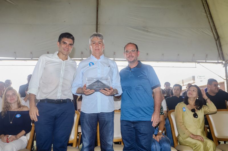 Cerca de 5 mil pessoas, moradoras dos municípios do Acará e Moju, foram recepcionar e agradecer ao governador o empenho pela resposta rápida na construção da ponte, que acontece em tempo recorde. <div class='credito_fotos'>Foto: Marco Santos / Ag. Pará   |   <a href='/midias/2020/originais/5941_9f1d3d3d-506c-c3e8-ba1c-3f8786db595c.jpg' download><i class='fa-solid fa-download'></i> Download</a></div>