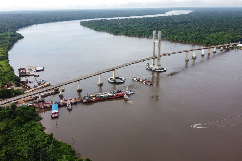Cerca de 5 mil pessoas, moradoras dos municípios do Acará e Moju, foram recepcionar e agradecer ao governador o empenho pela resposta rápida na construção da ponte, que acontece em tempo recorde. <div class='credito_fotos'>Foto: Marco Santos / Ag. Pará   |   <a href='/midias/2020/originais/5941_a4c92f00-a71c-4d1e-cc6c-4462292e7be2.jpg' download><i class='fa-solid fa-download'></i> Download</a></div>