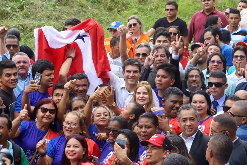 Cerca de 5 mil pessoas, moradoras dos municípios do Acará e Moju, foram recepcionar e agradecer ao governador o empenho pela resposta rápida na construção da ponte, que acontece em tempo recorde. <div class='credito_fotos'>Foto: Marco Santos / Ag. Pará   |   <a href='/midias/2020/originais/5941_a57af1e8-8384-4044-0fdd-e38eb39a2839.jpg' download><i class='fa-solid fa-download'></i> Download</a></div>