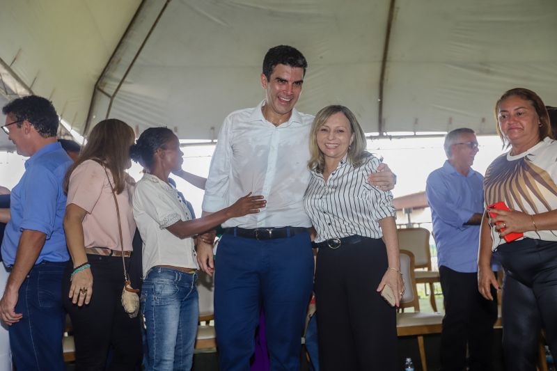 Cerca de 5 mil pessoas, moradoras dos municípios do Acará e Moju, foram recepcionar e agradecer ao governador o empenho pela resposta rápida na construção da ponte, que acontece em tempo recorde. <div class='credito_fotos'>Foto: Marco Santos / Ag. Pará   |   <a href='/midias/2020/originais/5941_a9646a5d-f6bf-457d-a05e-eb3a89c72e05.jpg' download><i class='fa-solid fa-download'></i> Download</a></div>