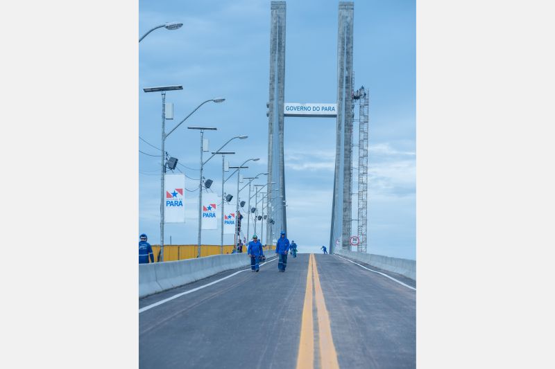 Cerca de 5 mil pessoas, moradoras dos municípios do Acará e Moju, foram recepcionar e agradecer ao governador o empenho pela resposta rápida na construção da ponte, que acontece em tempo recorde. <div class='credito_fotos'>Foto: Marco Santos / Ag. Pará   |   <a href='/midias/2020/originais/5941_acb49908-5b81-f23f-23fc-f0795f383278.jpg' download><i class='fa-solid fa-download'></i> Download</a></div>